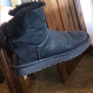 Black shirt bow uggs!